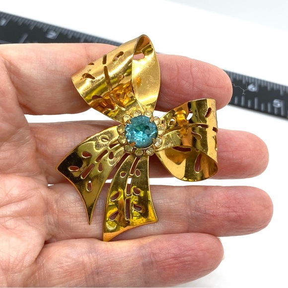 Vintage Goldtone Blue Rhinestone Bow Cut Out Brooch - Picture 4 of 7